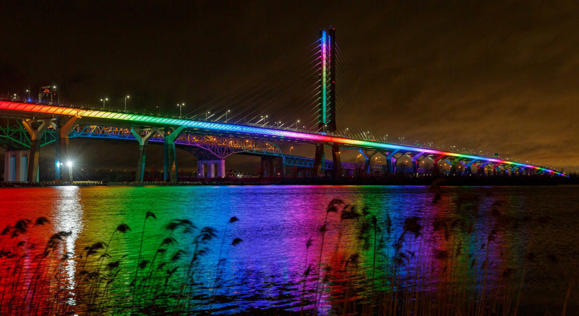 Le Pont Samuel De Champlain Illumin Aux Couleurs De Larc En Ciel En